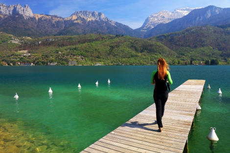 Un rifugio tra lago e montagne: la serenit&agrave; del paesaggio alpino