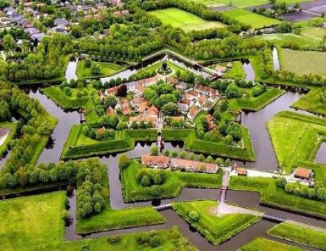 La citt&agrave; a forma di stella si trova in Olanda e si chiama Bourtange