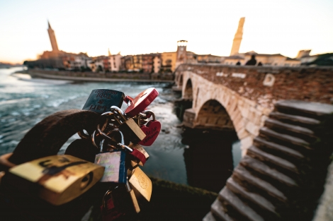 Verona e l&rsquo;eternit&agrave; dell&rsquo;amore sul Ponte Pietra